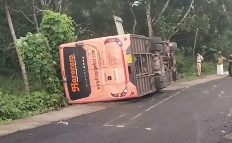 ആലപ്പുഴ മാരാരിക്കുളത്ത് ബസ് മറിഞ്ഞ് നിരവധി പേർക്ക് പരിക്ക് 